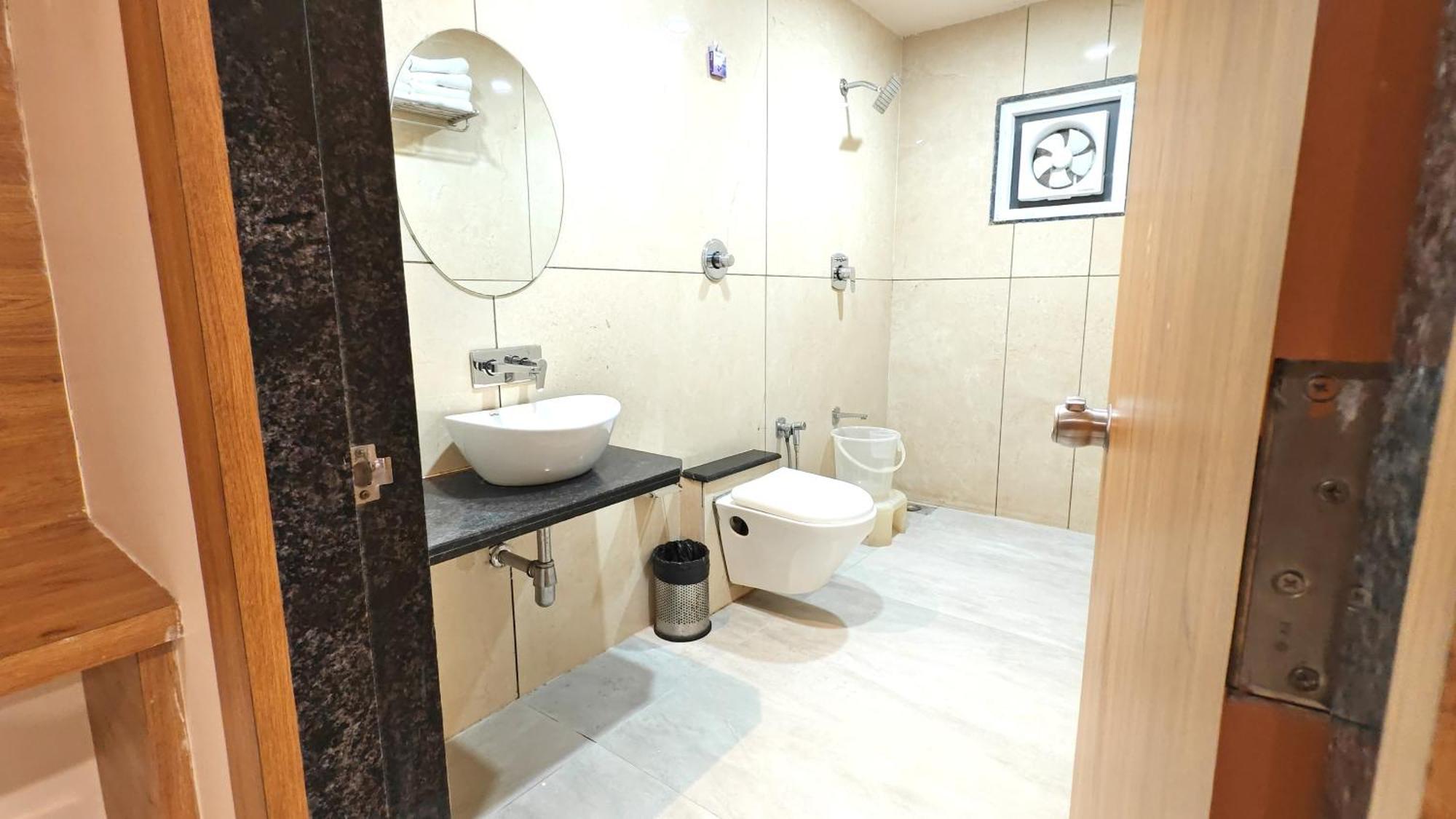 The Sky Imperial Unity Inn Garudeshwar ภายนอก รูปภาพ