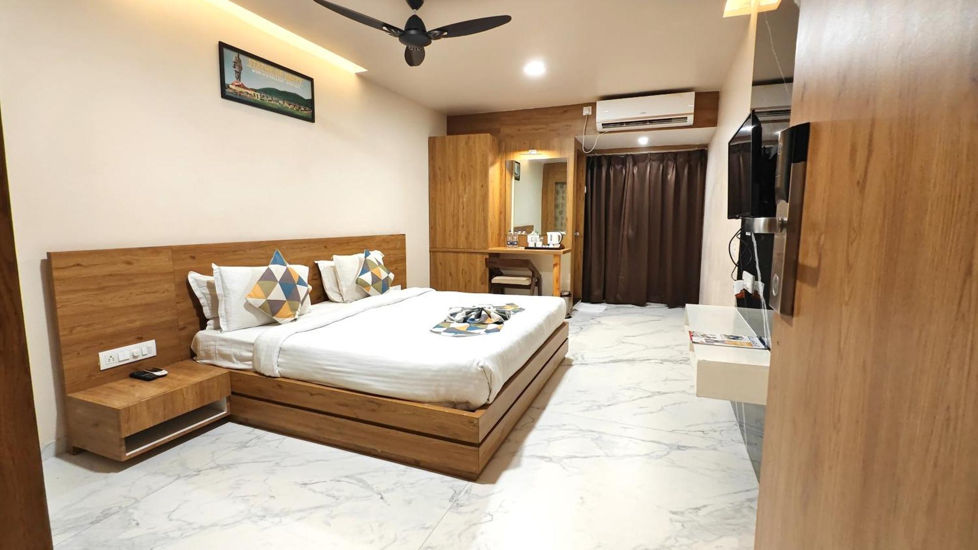 The Sky Imperial Unity Inn Garudeshwar ภายนอก รูปภาพ