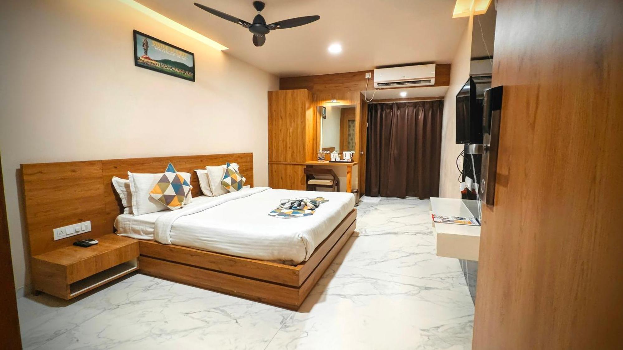 The Sky Imperial Unity Inn Garudeshwar ภายนอก รูปภาพ