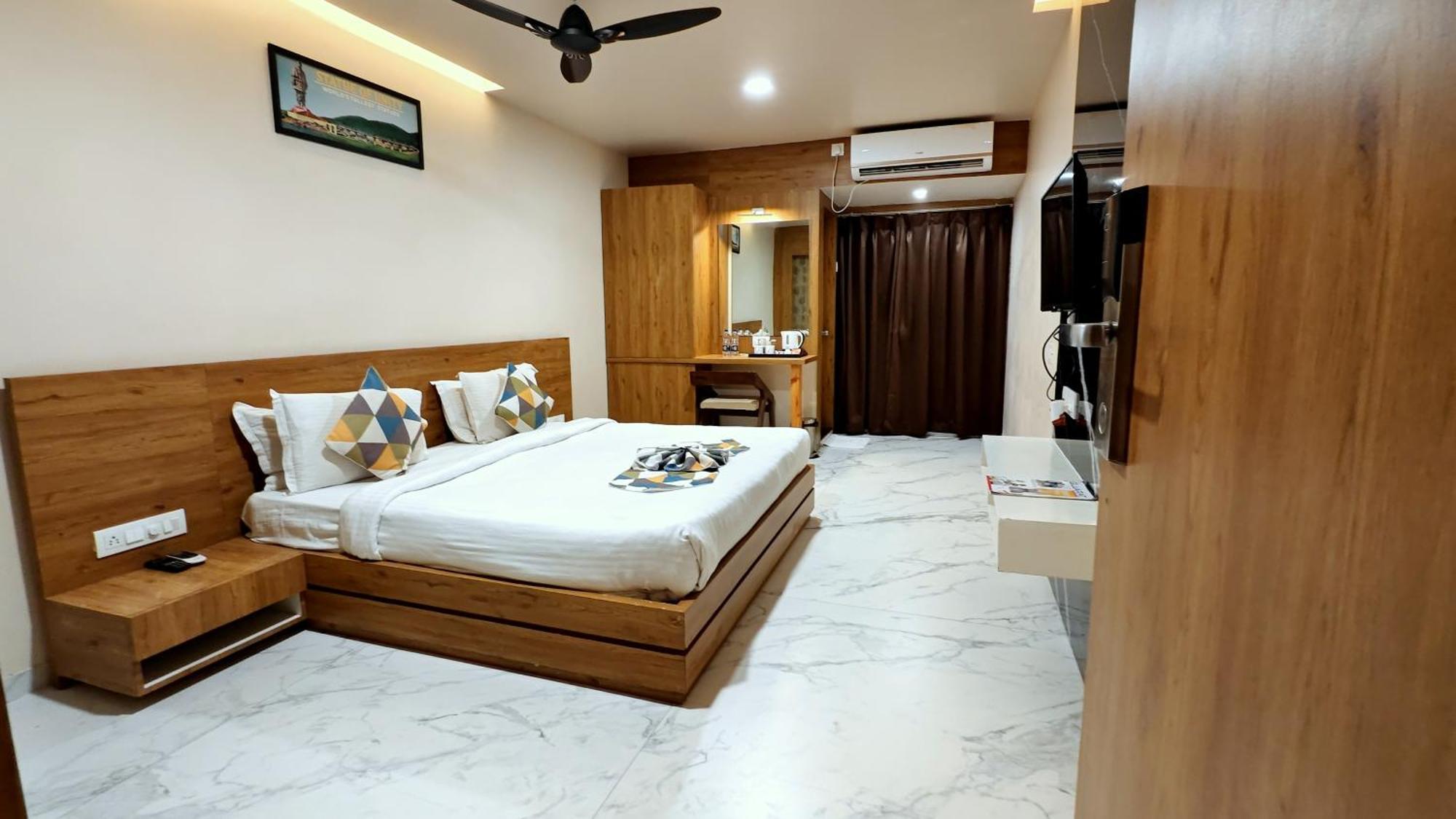 The Sky Imperial Unity Inn Garudeshwar ภายนอก รูปภาพ