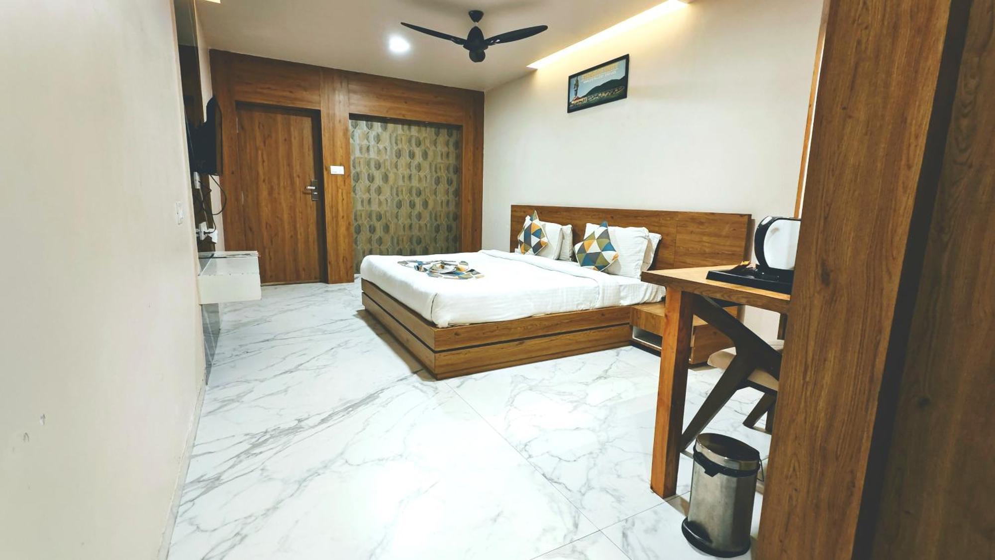 The Sky Imperial Unity Inn Garudeshwar ภายนอก รูปภาพ