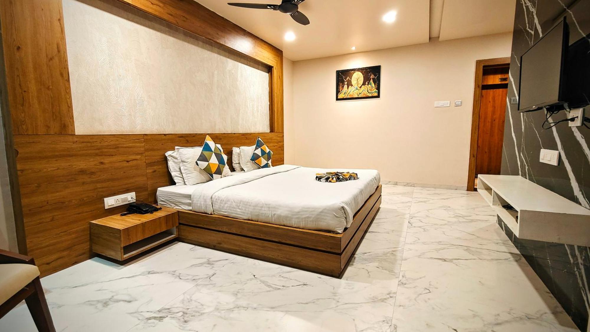 The Sky Imperial Unity Inn Garudeshwar ภายนอก รูปภาพ